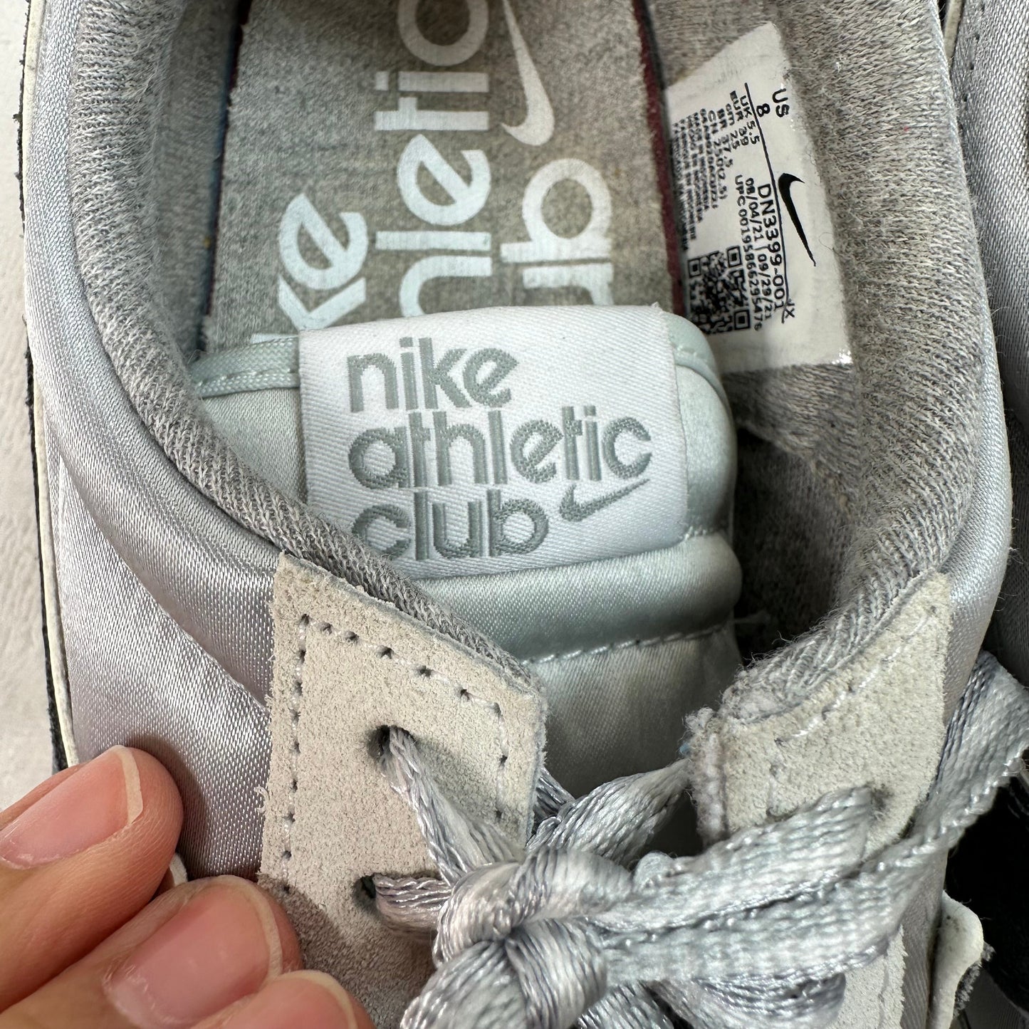 Shoes Sneakers By Nike In Silver, Size: 8