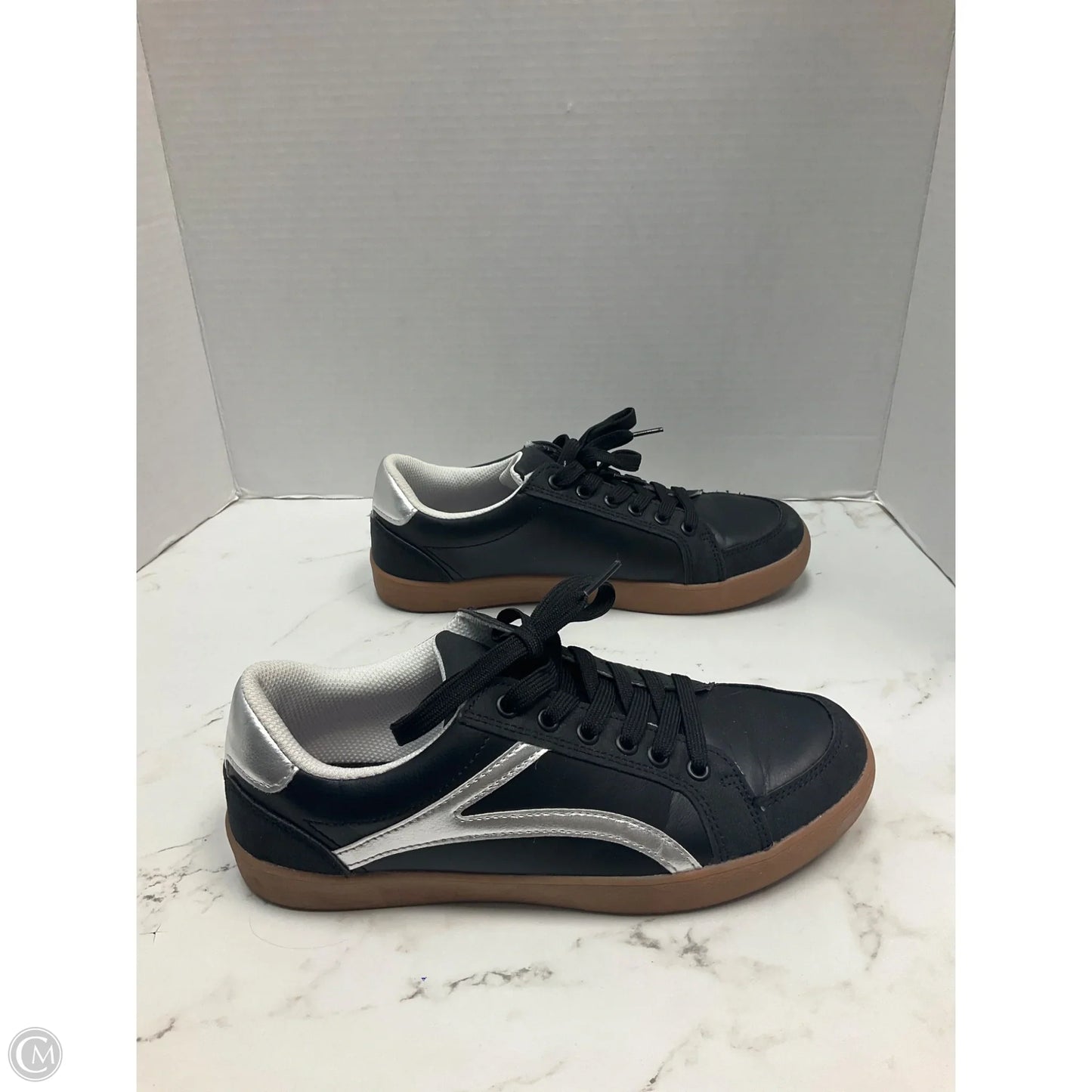Shoes Sneakers By Serra In Black, Size: 9