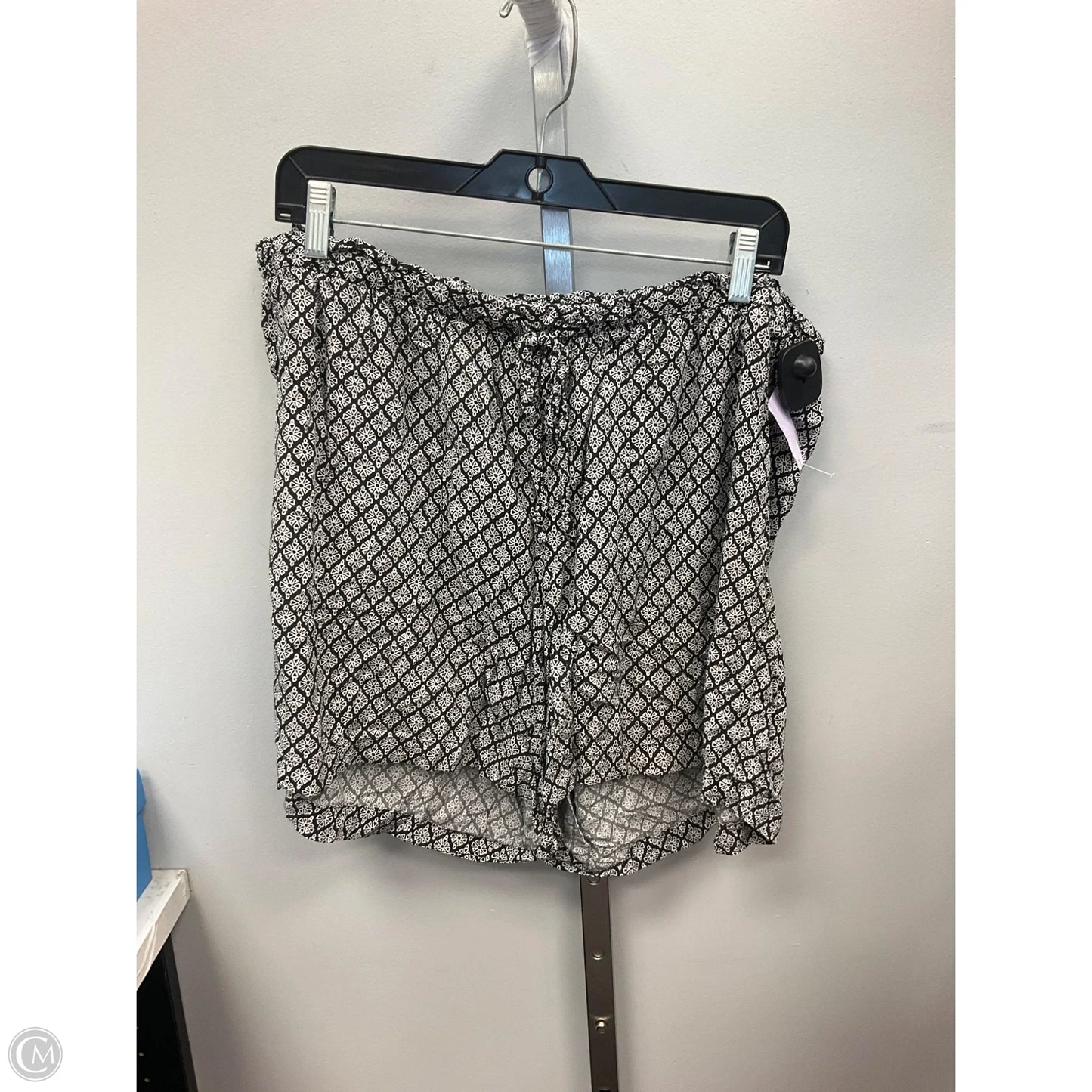 Shorts By Old Navy In Black & White, Size: 2x