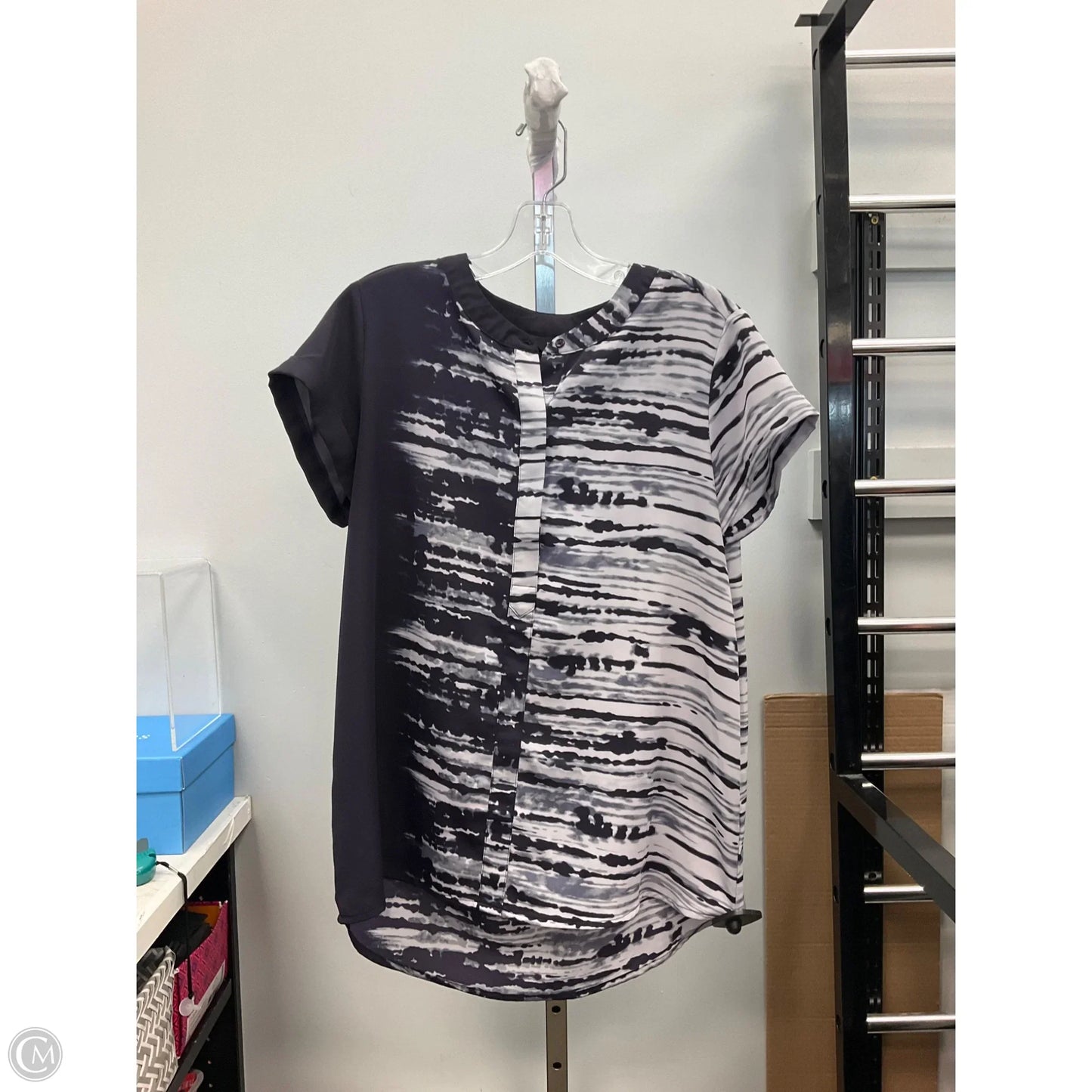 Top Short Sleeve By Simply Vera In Blue & White, Size: M