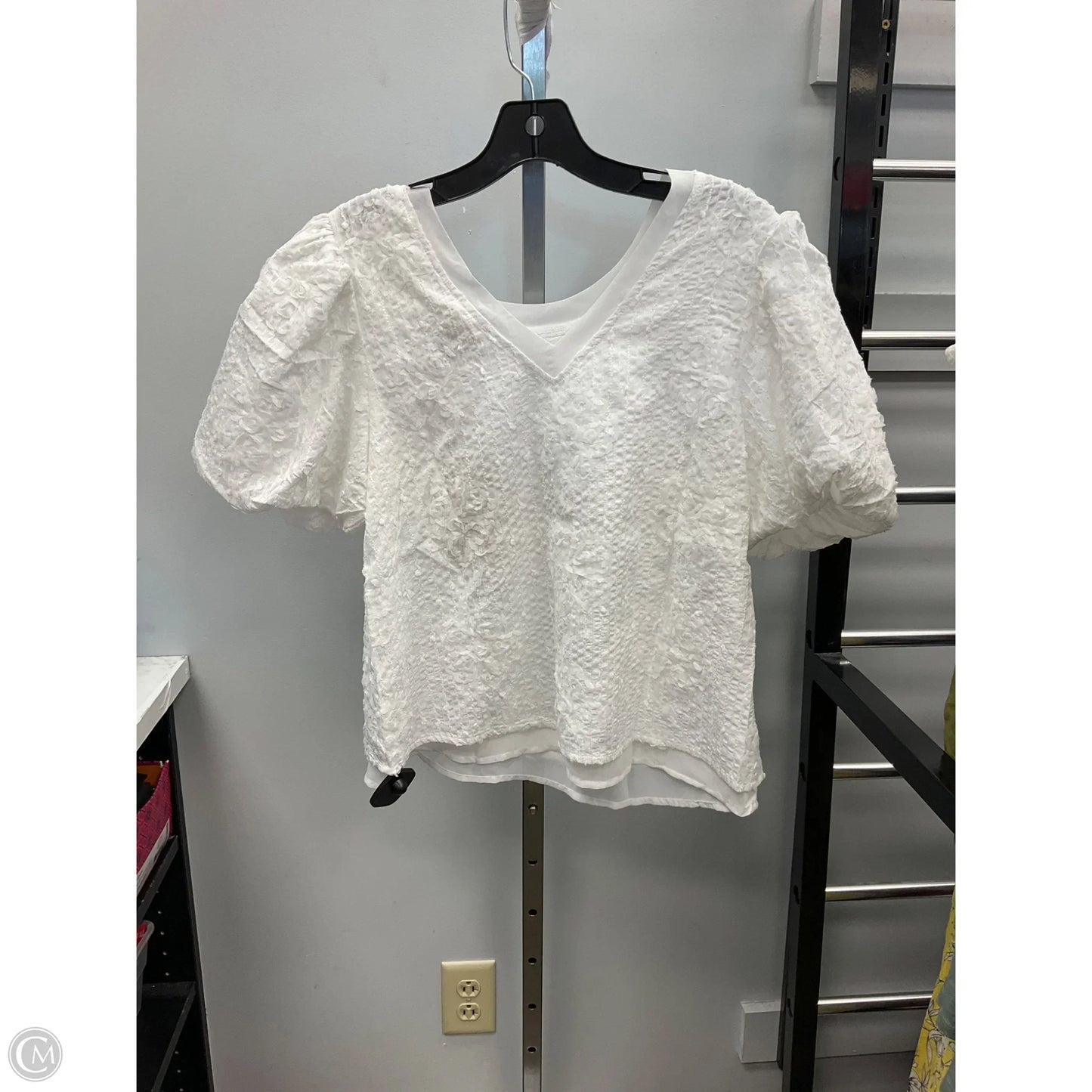 Top Short Sleeve By Clothes Mentor In White, Size: S