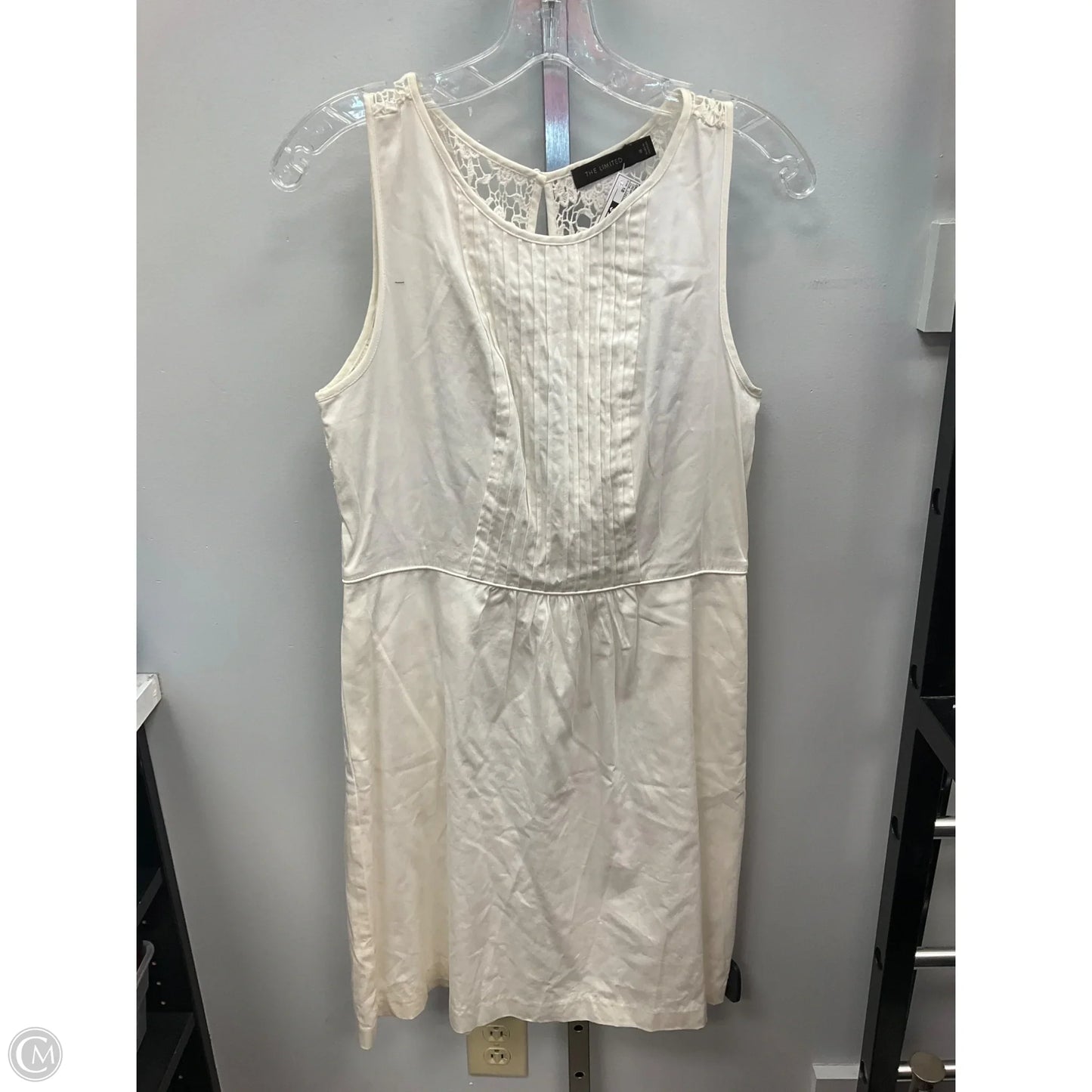 Dress Casual Short By Clothes Mentor In Cream, Size: 10