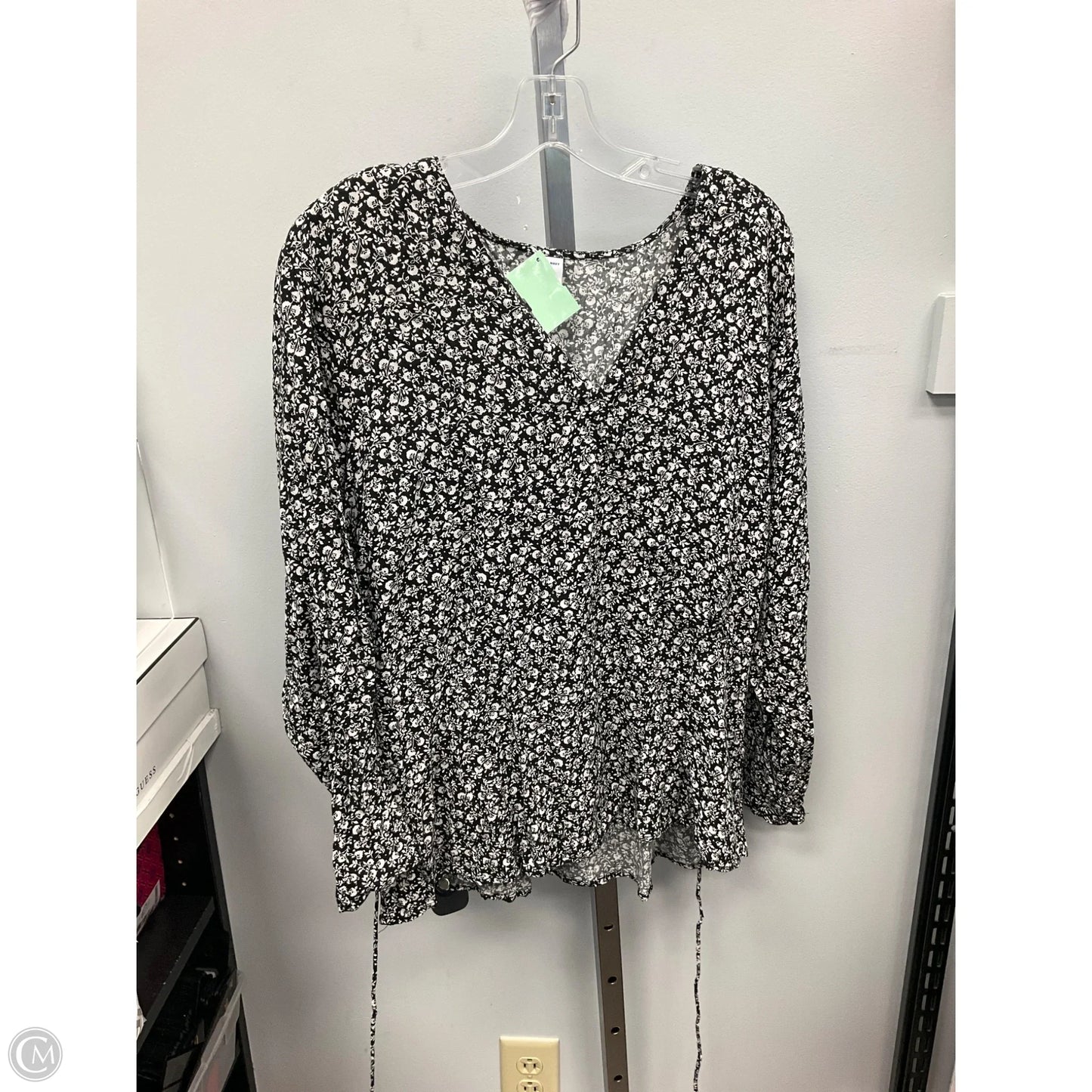Top Long Sleeve By Old Navy In Black & White, Size: Xl