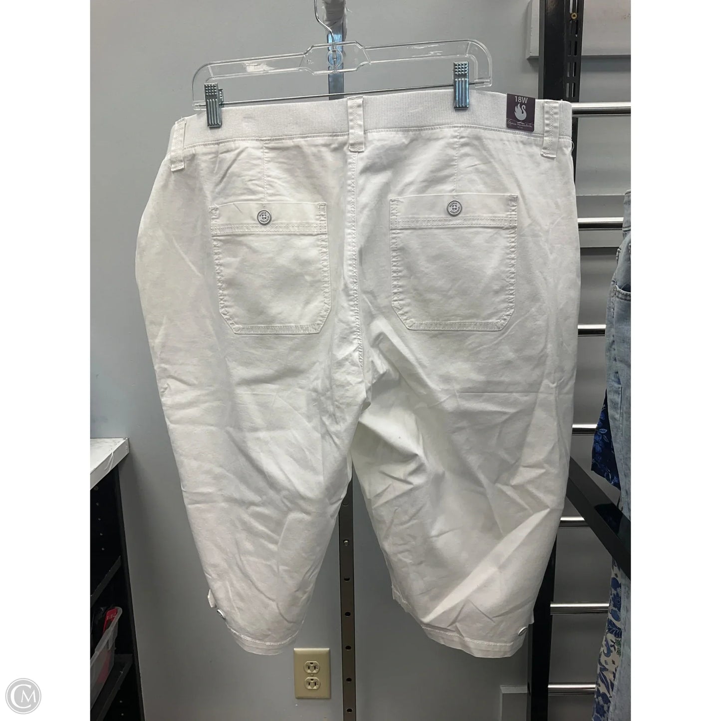 Shorts By Gloria Vanderbilt In White, Size: 18