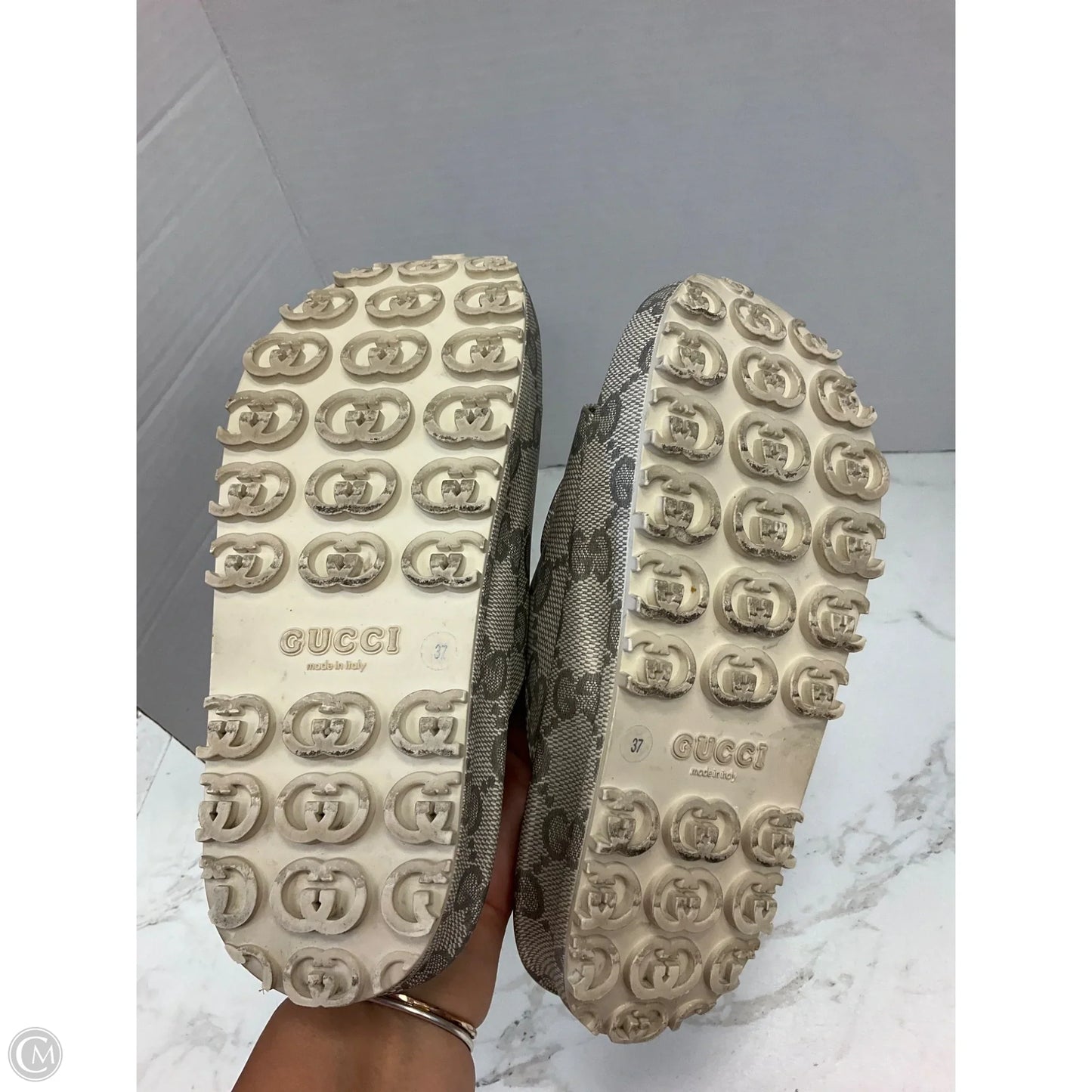 Sandals Luxury Designer By Gucci In Grey, Size: 6.5