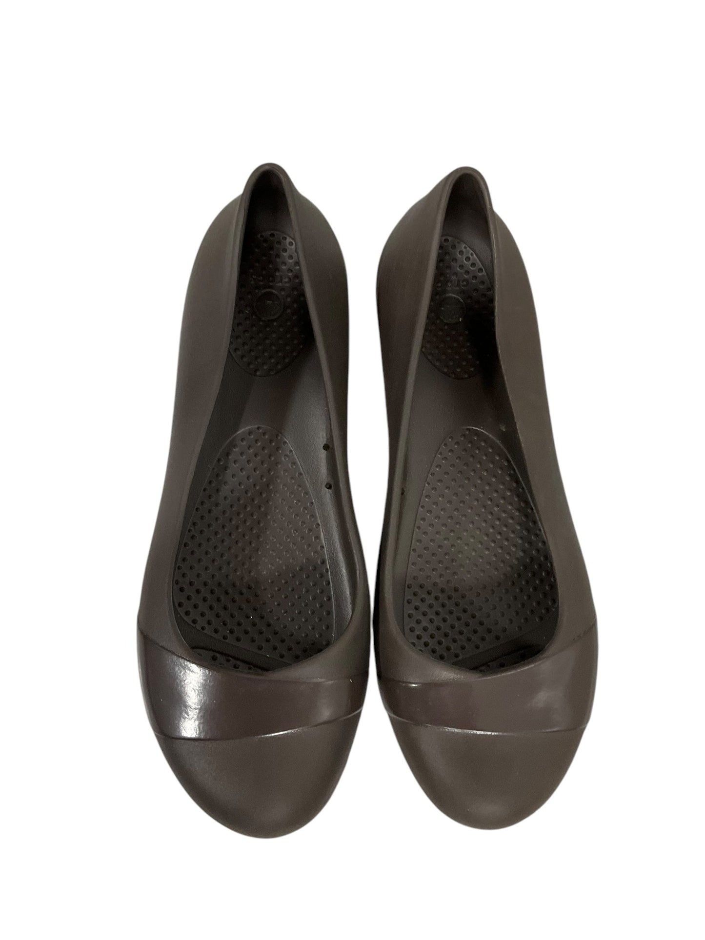 Shoes Flats By Crocs In Brown, Size: 7