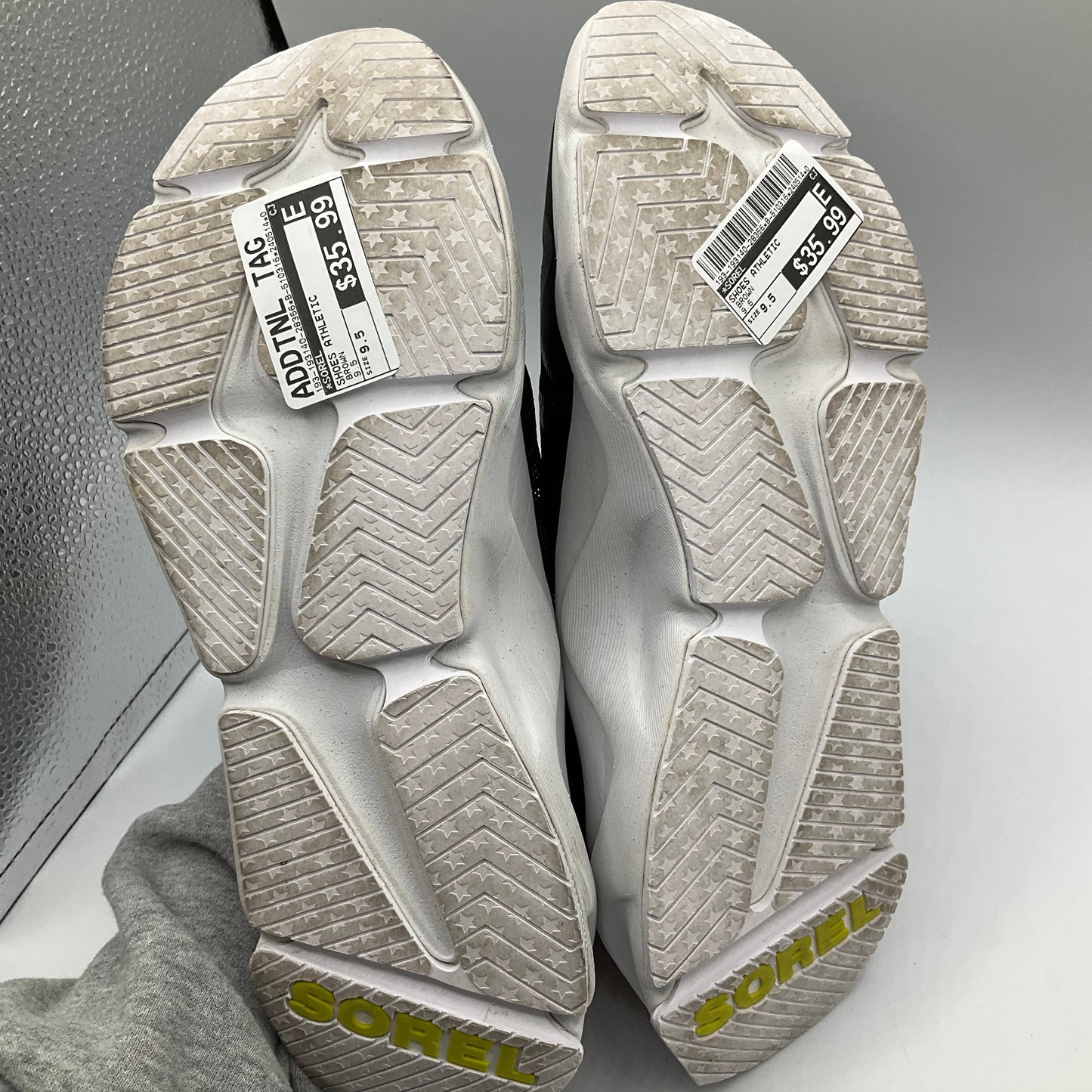 Shoes Athletic By Sorel Size: 9.5