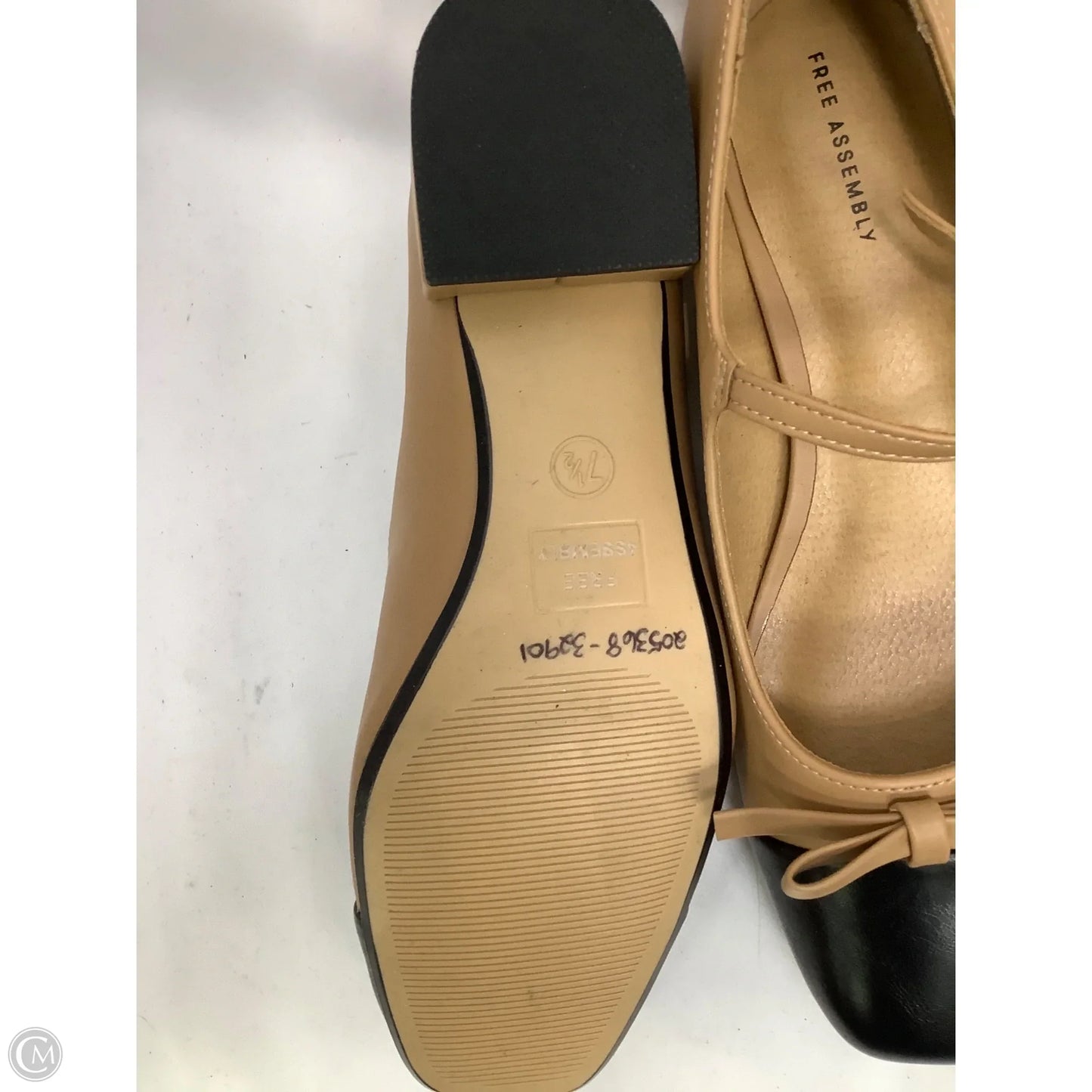 Shoes Flats By Free Assembly In Black & Tan, Size: 9