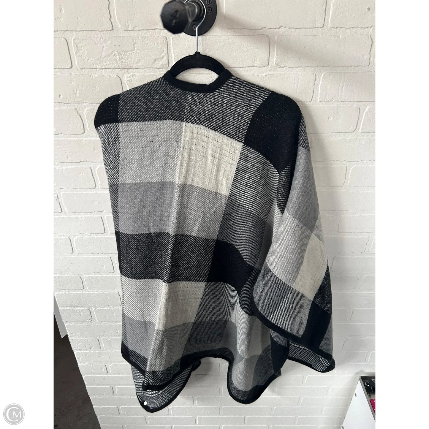 Shawl By Clothes Mentor In Black & White, Size: Osfm