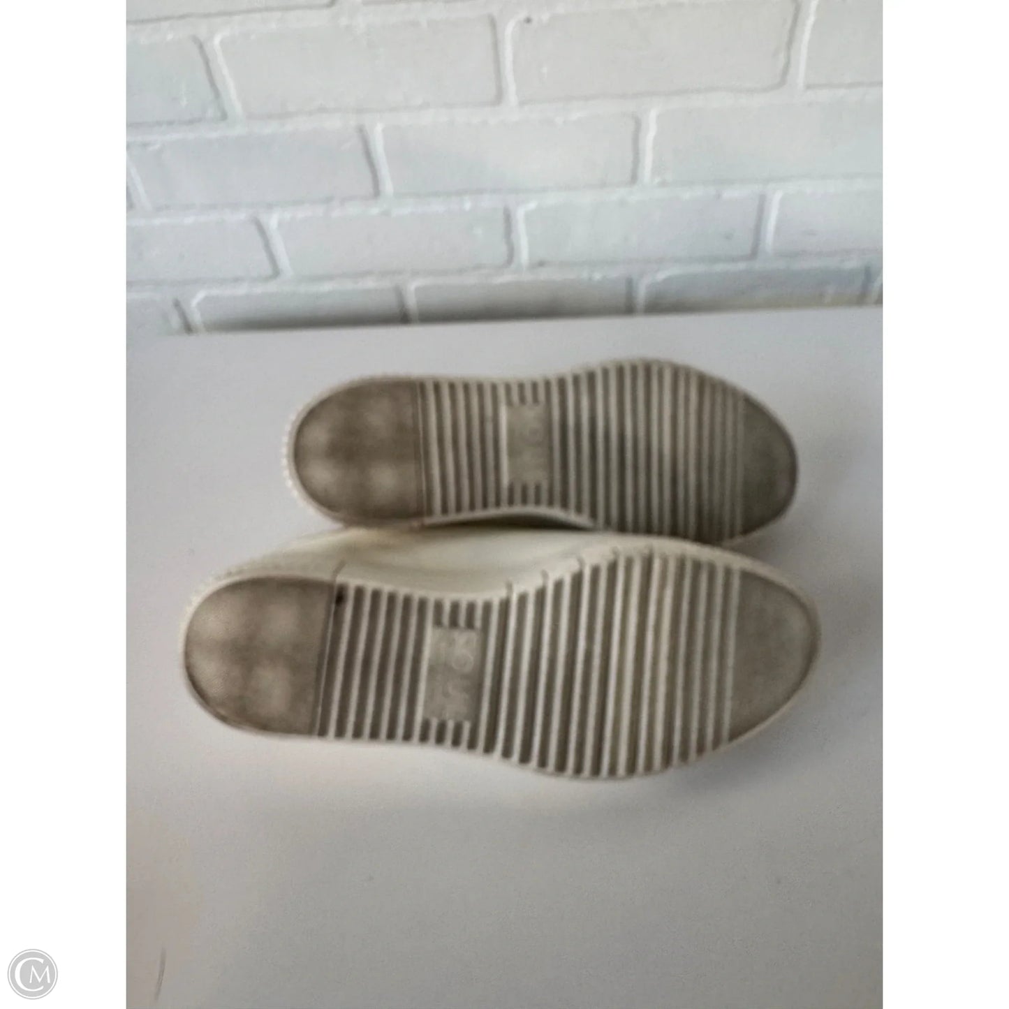 Shoes Sneakers By Naturalizer In White, Size: 10