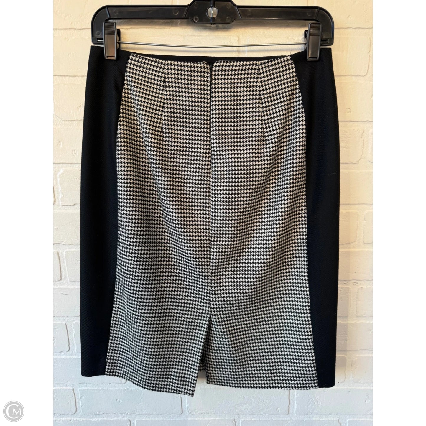 Skirt Mini & Short By White House Black Market In Black & White, Size: 2