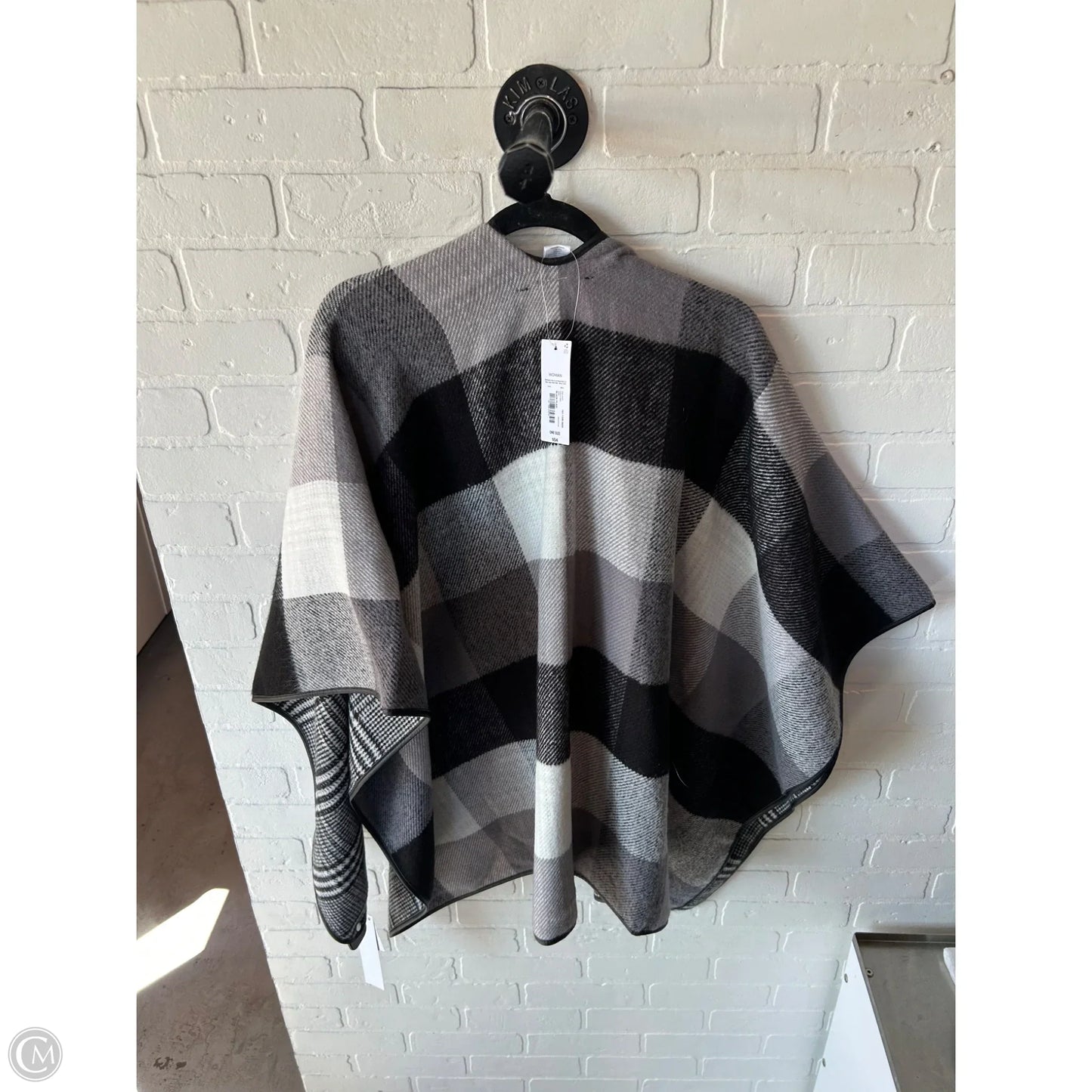 Poncho By Liz Claiborne In Black & White, Size: Osfm