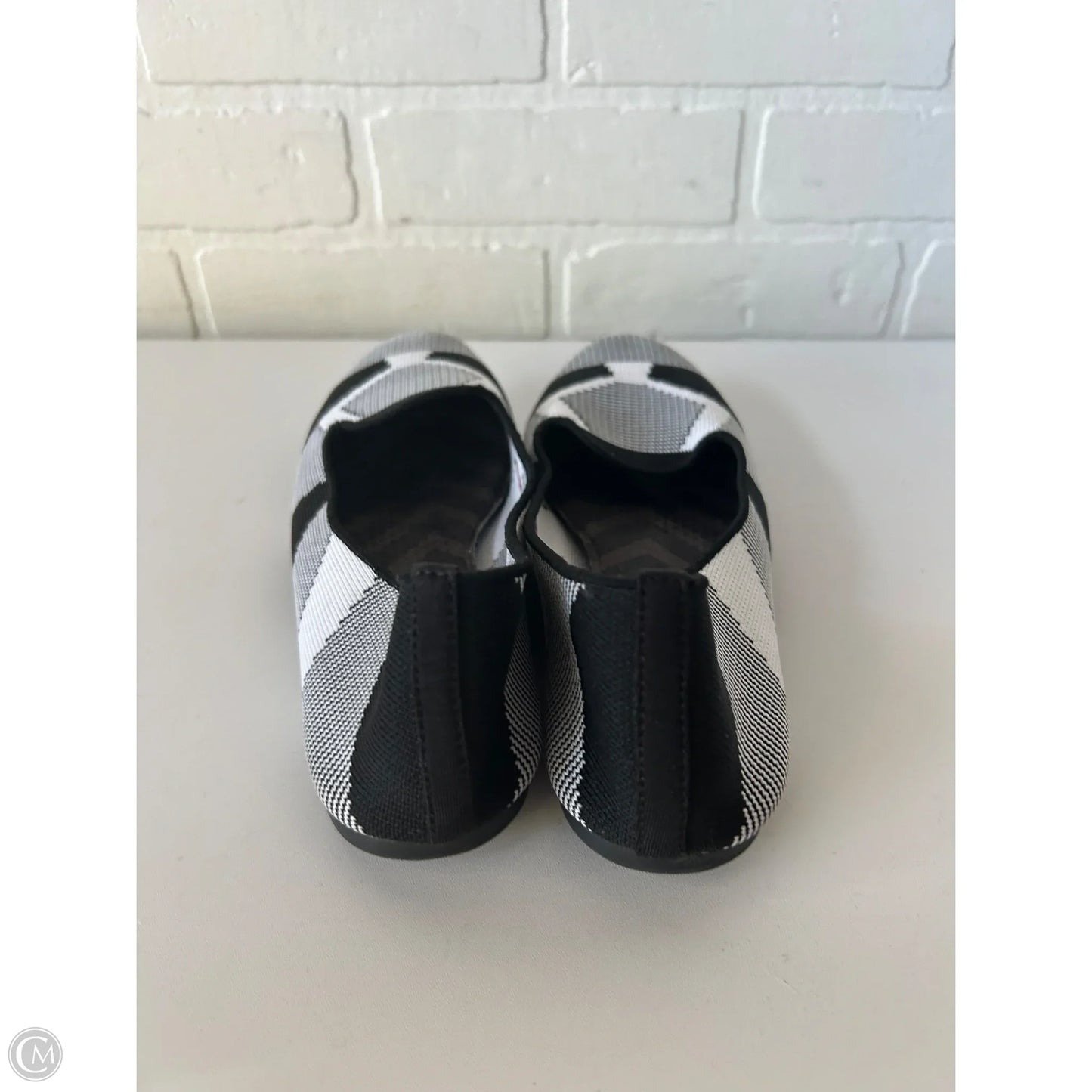Shoes Flats By Skechers In Black & White, Size: 6.5