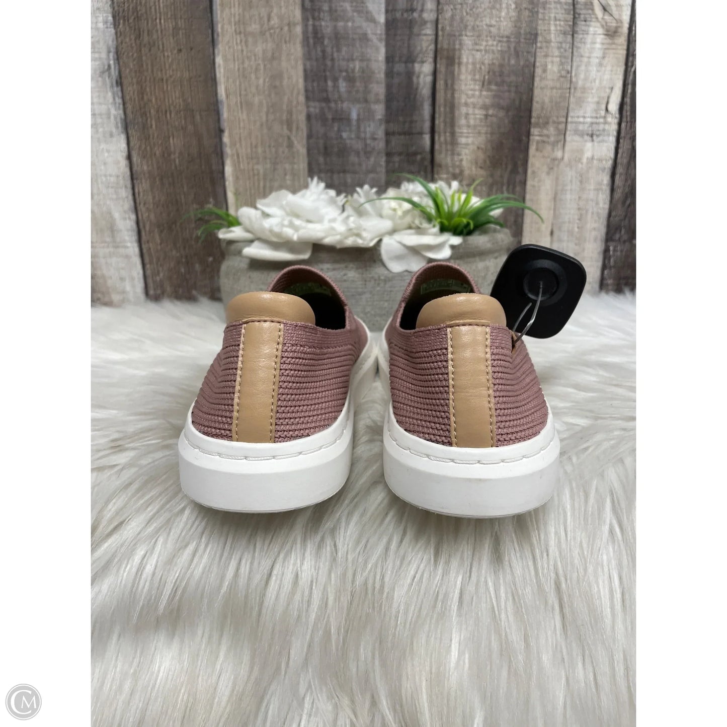 Shoes Designer By Ugg In Mauve, Size: 6