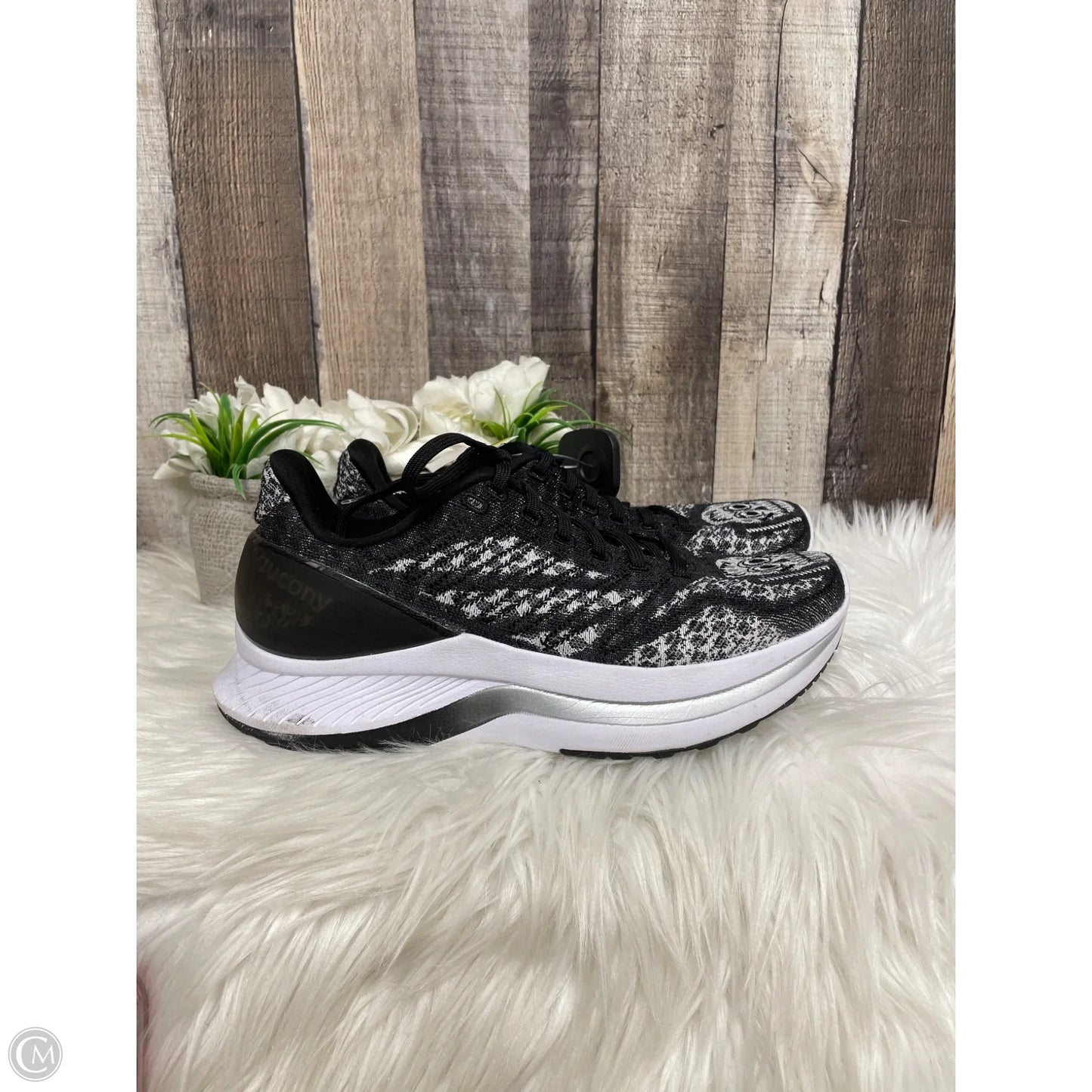 Shoes Athletic By Saucony In Black & White, Size: 7.5