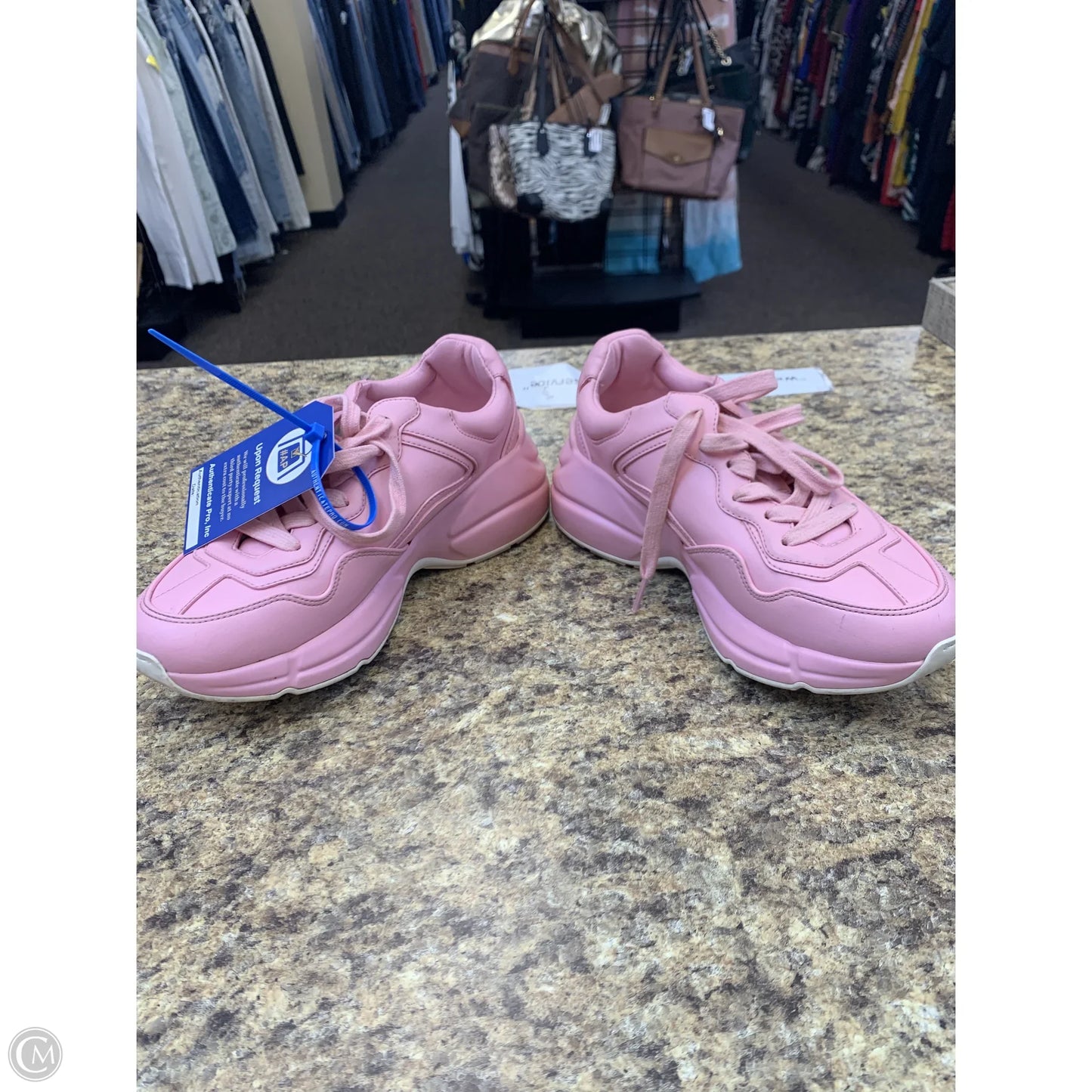 Shoes Luxury Designer By Gucci In Pink, Size: 5