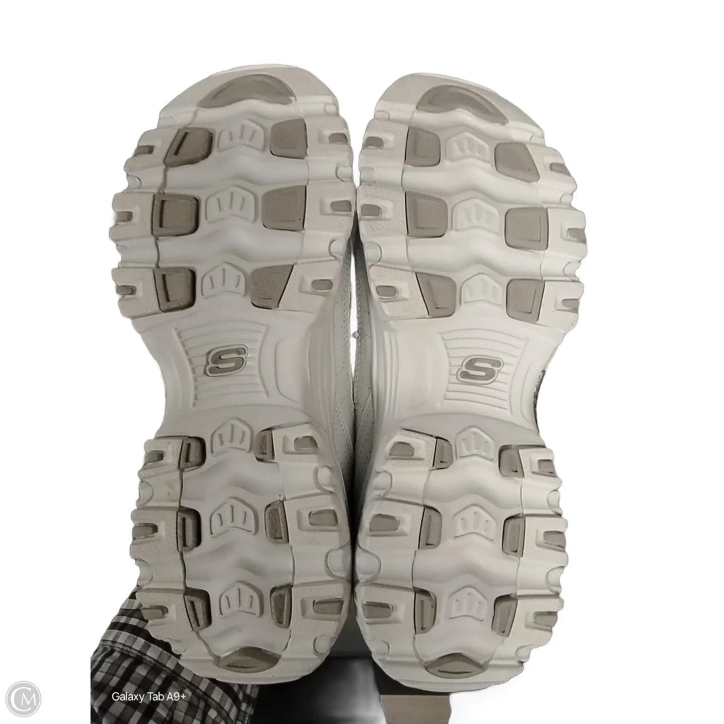 Shoes Sneakers By Skechers In White, Size: 9.5