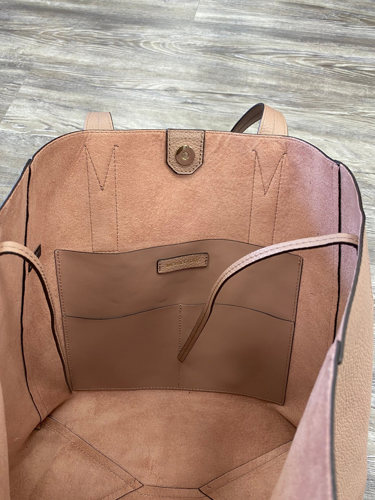 Handbag Designer By Michael Kors Size: Medium