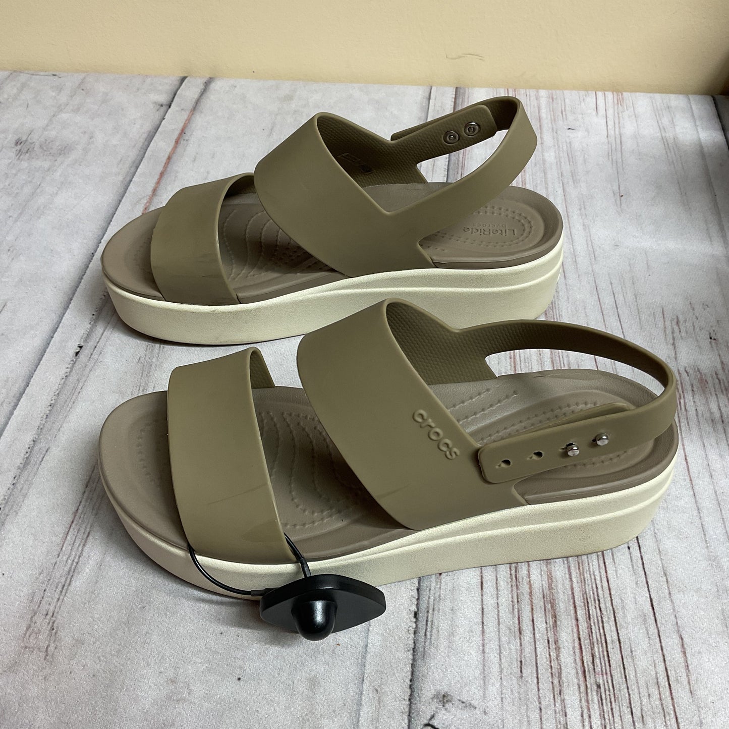 Sandals Flats By Crocs In Green, Size:8