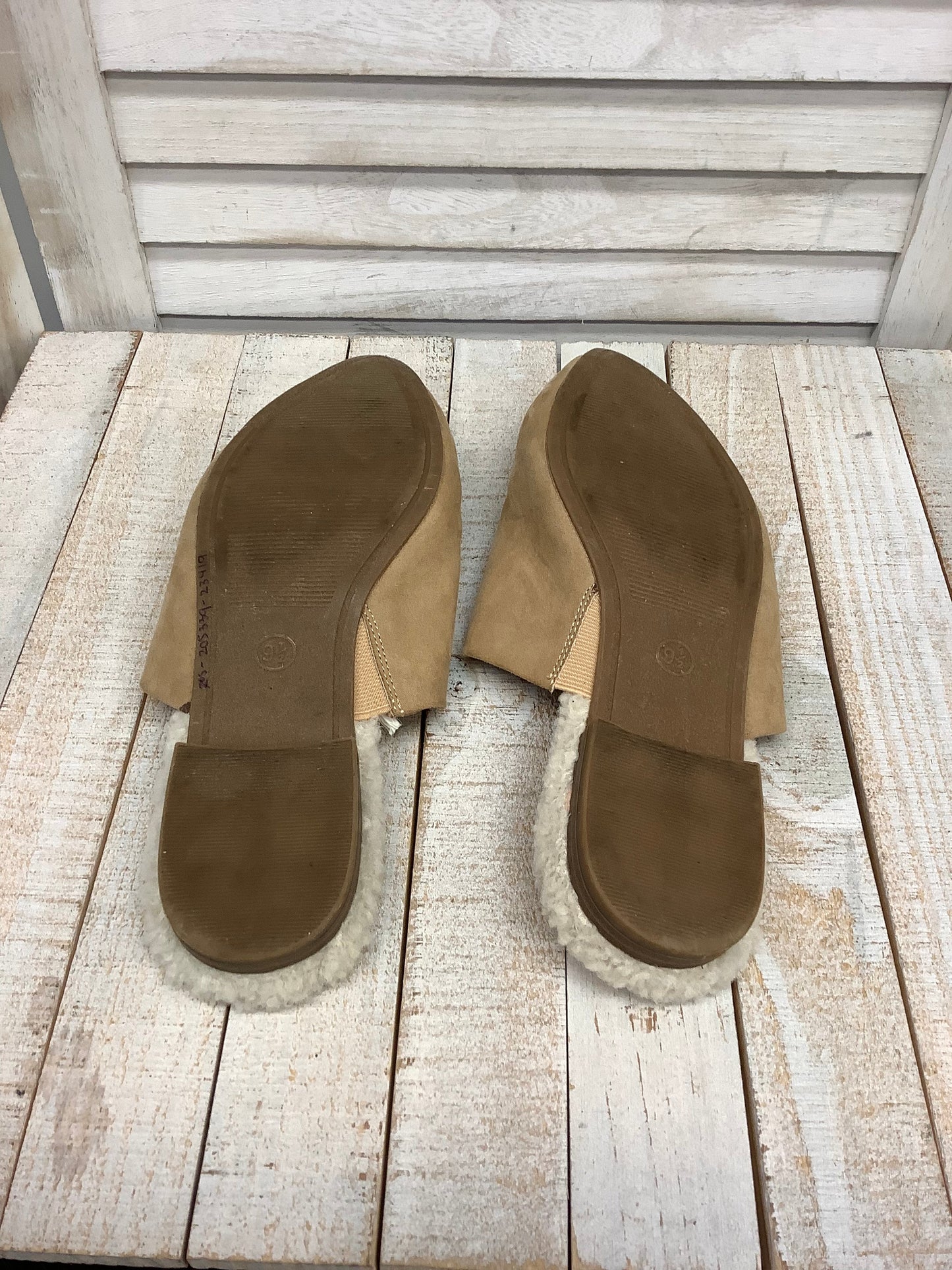Shoes Flats Mule & Slide By Universal Thread Size: 9.5