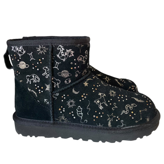 Boots Designer By Ugg In Black & Silver, Size:5