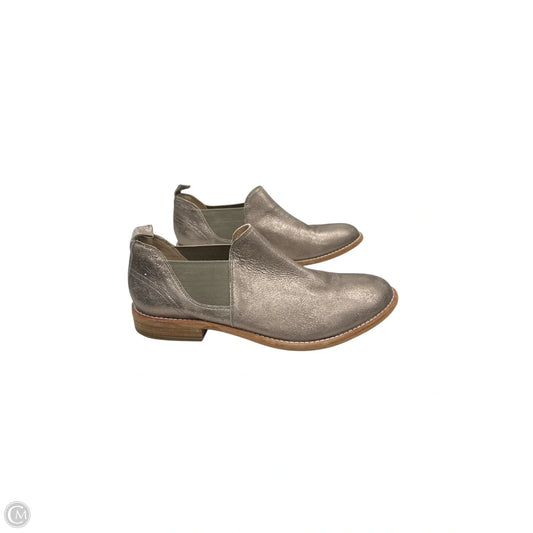 Shoes Flats By Clarks In Gold, Size: 11