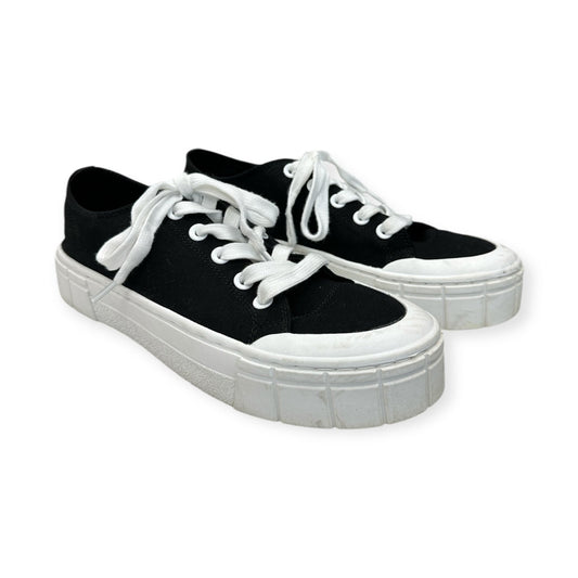 Shoes Sneakers By Mad Love In Black & White, Size: 10