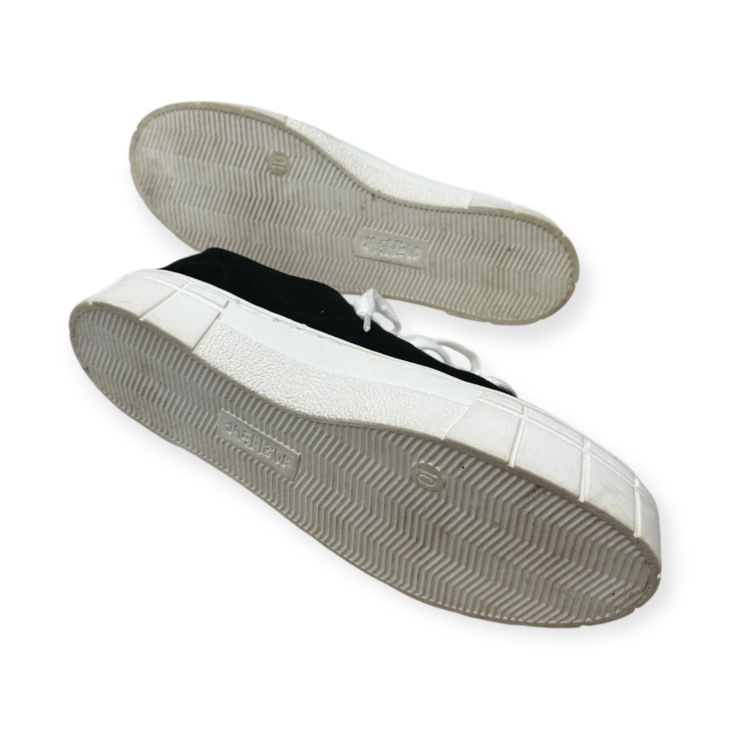 Shoes Sneakers By Mad Love In Black & White, Size: 10