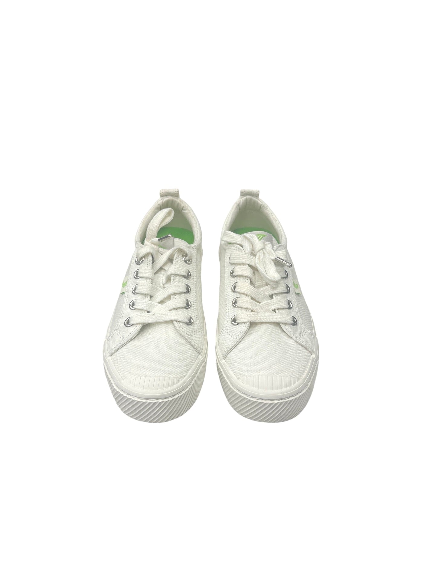 Shoes Sneakers By Cariuma In White, Size: 6