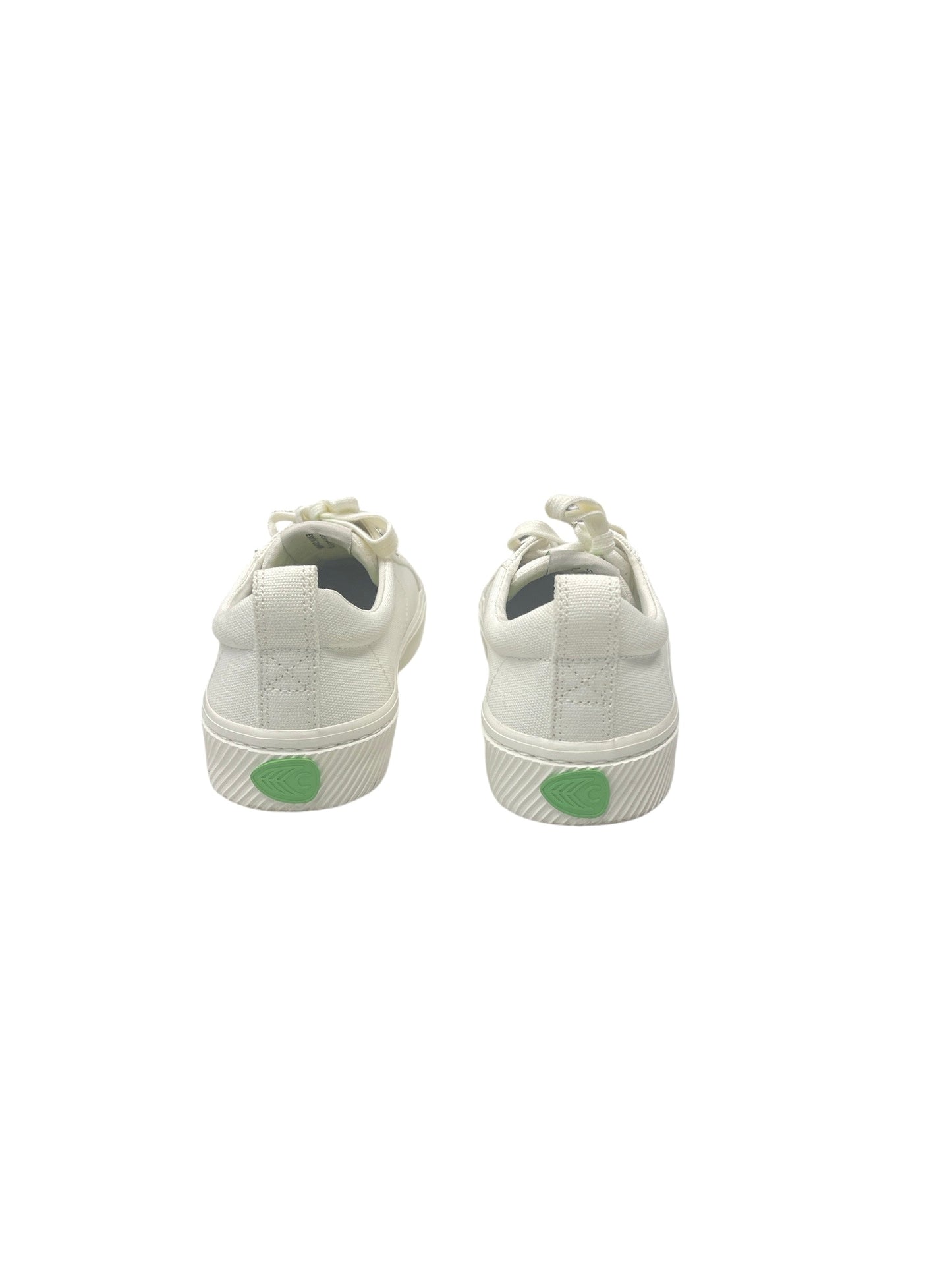 Shoes Sneakers By Cariuma In White, Size: 6