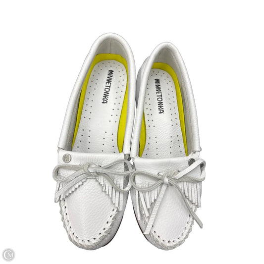 Shoes Flats By Minnetonka In White, Size: 7