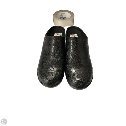 Shoes Flats By Bare Traps In Black, Size: 10