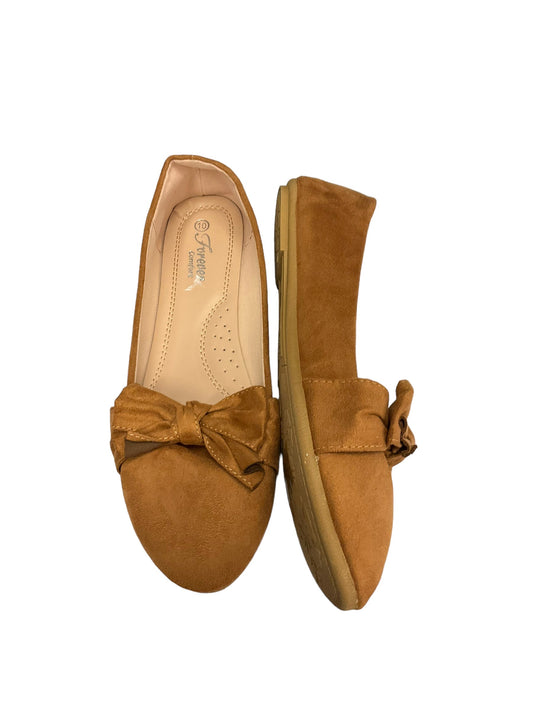 Tan Shoes Flats Clothes Mentor, Size 10