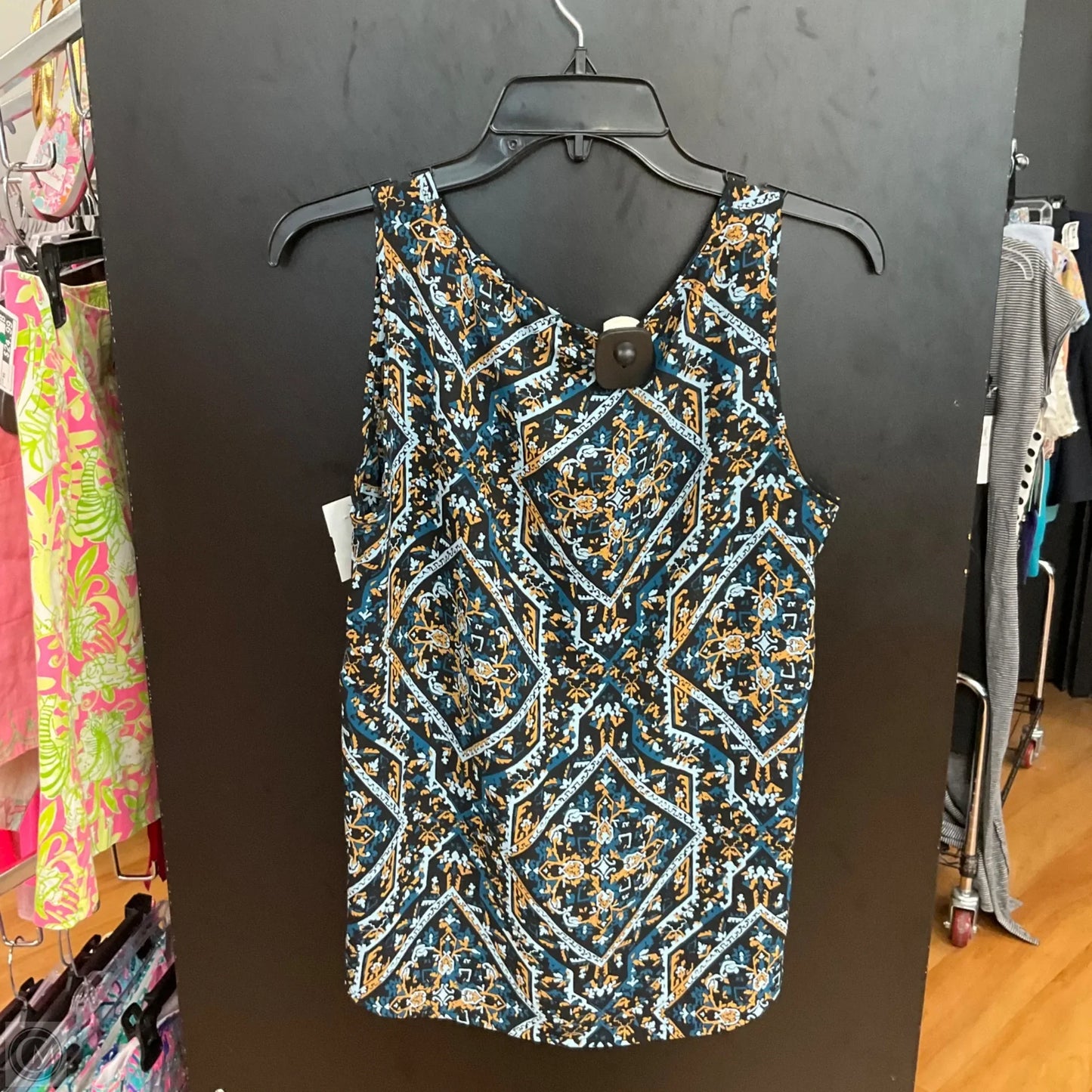 Top Sleeveless By Chicos In Geometric Pattern, Size: M