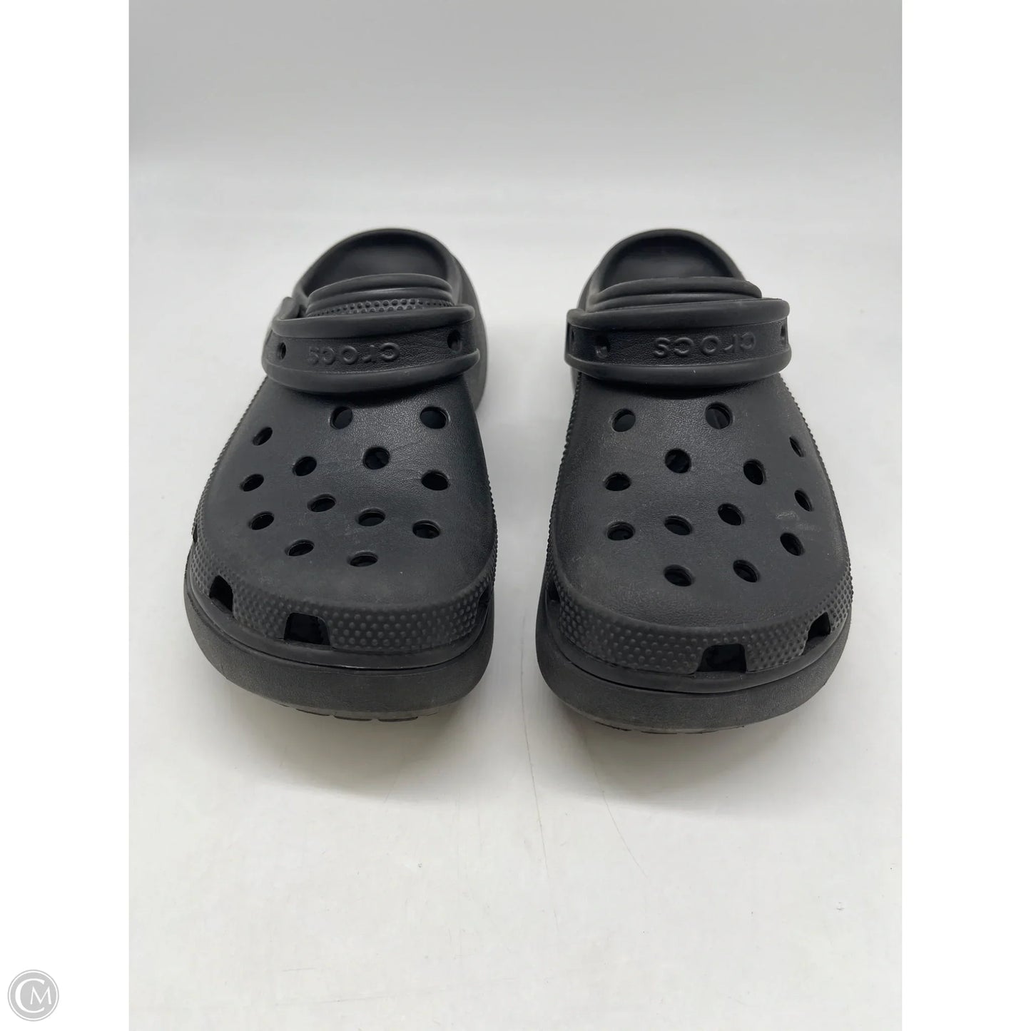 Shoes Flats By Crocs In Black, Size: 8