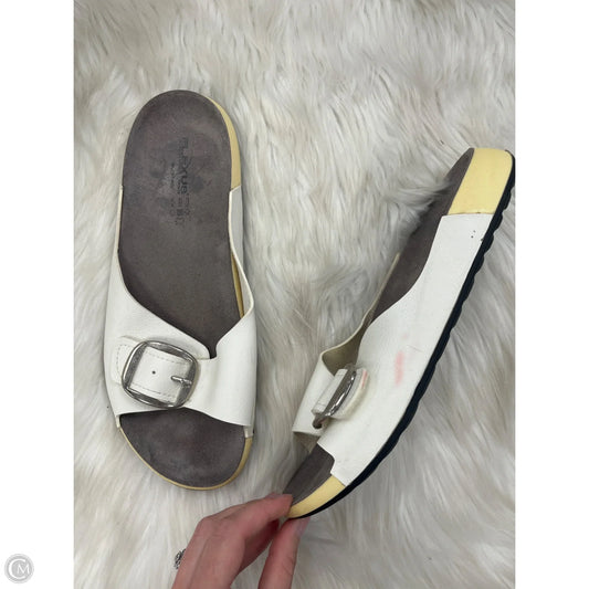 Sandals Flats By Clothes Mentor In White, Size: 11.5