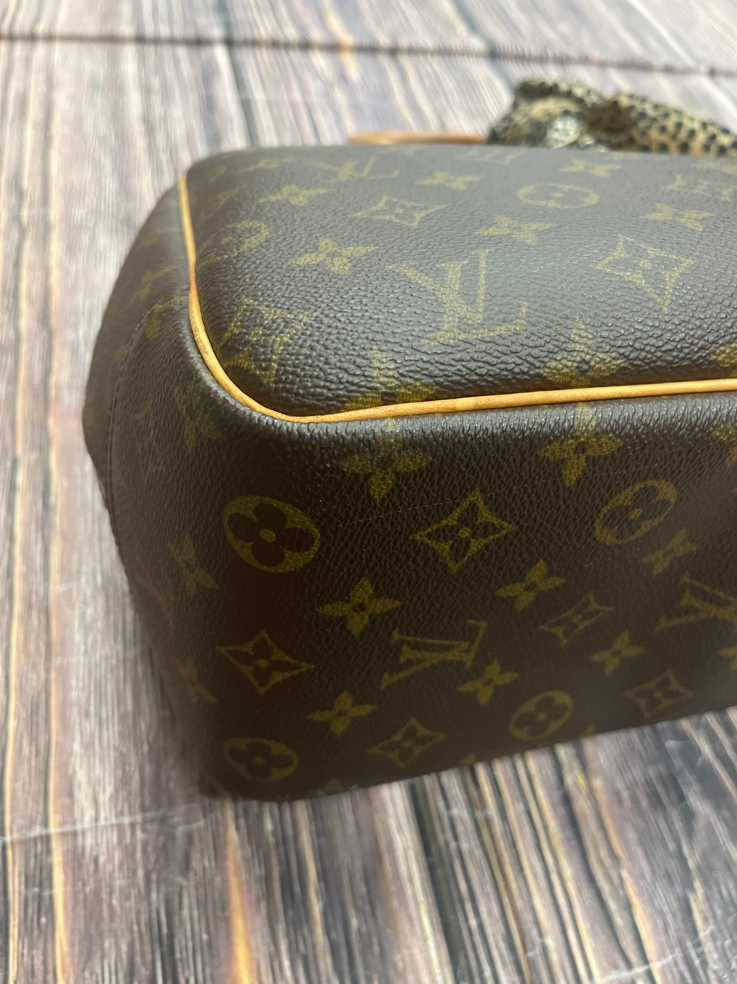 Handbag Luxury Designer By Louis Vuitton  Size: Medium