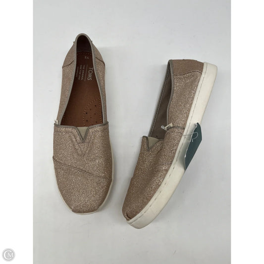 Shoes Flats By Toms In Gold, Size: 5