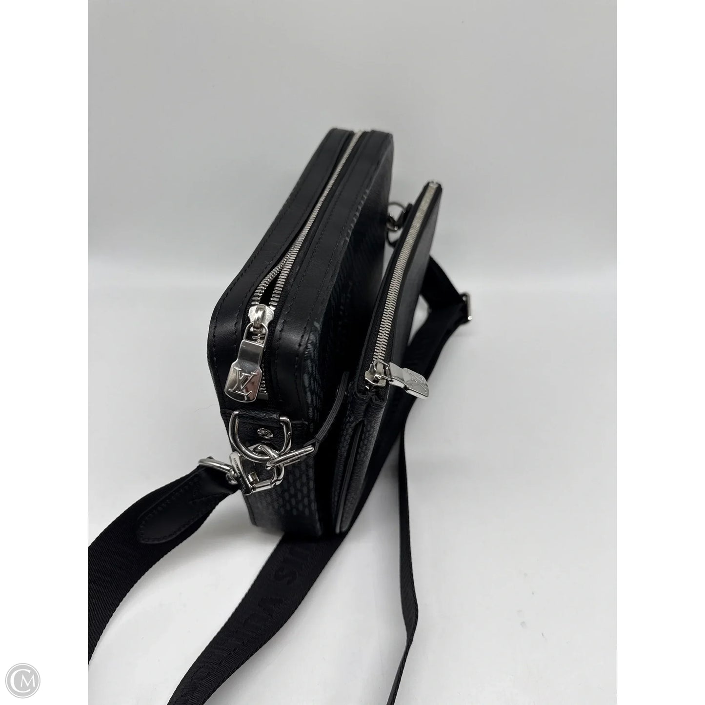 Crossbody Luxury Designer By Louis Vuitton, Size: Medium