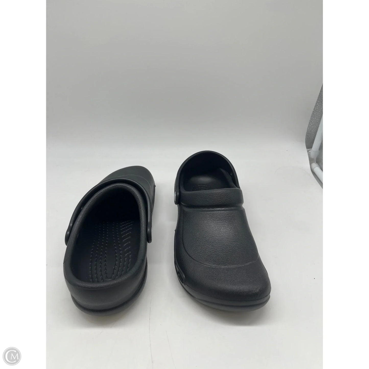 Shoes Flats By Crocs In Black, Size: 8