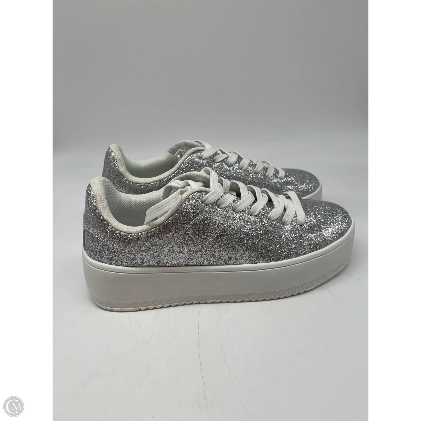 Shoes Sneakers By Clothes Mentor In Silver, Size: 8.5