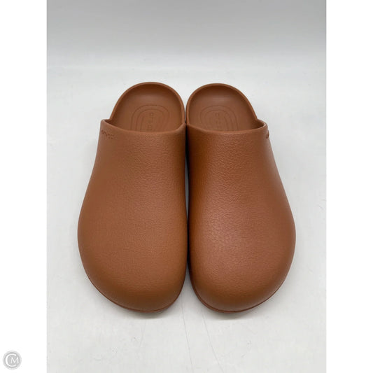 Shoes Flats By Crocs In Brown, Size: 11
