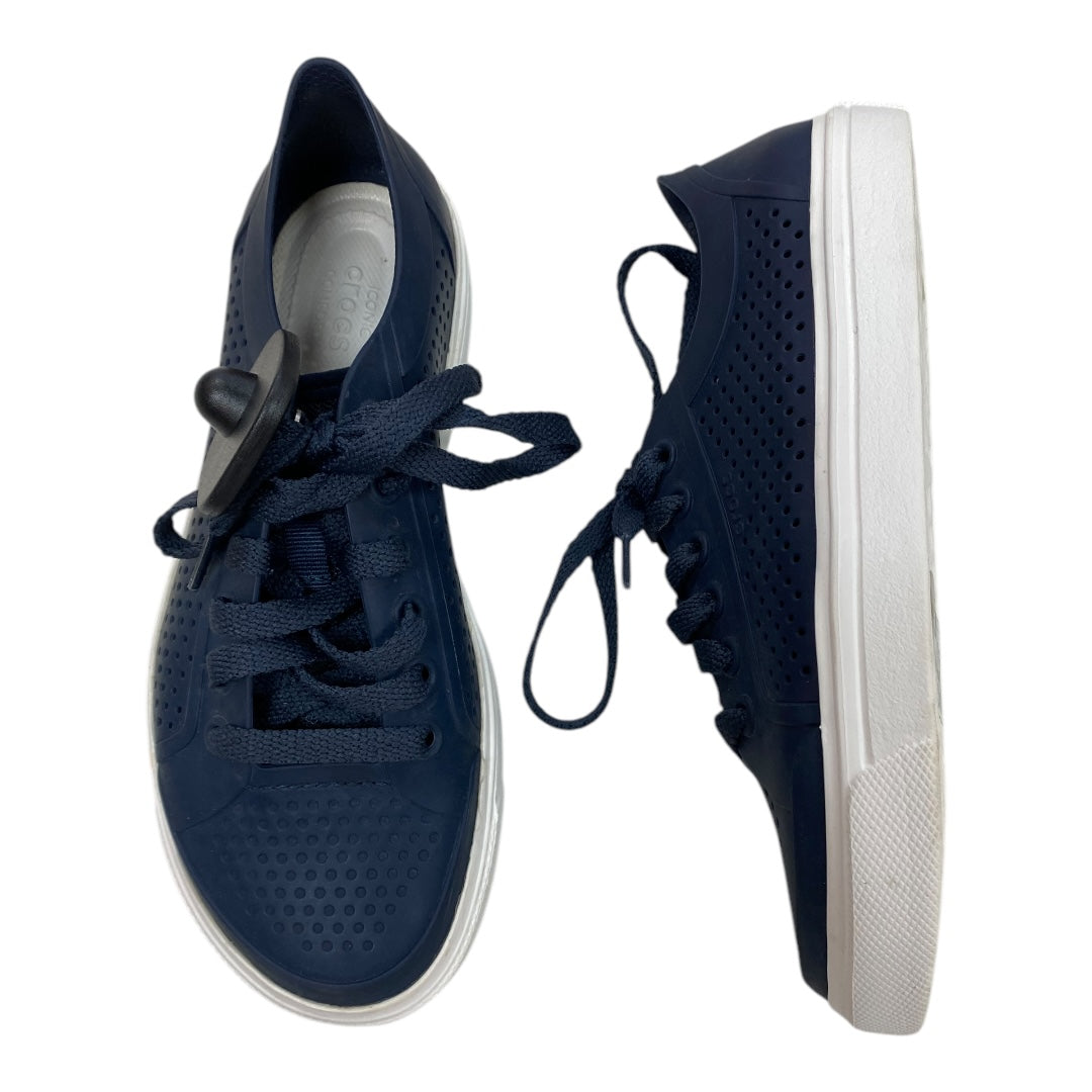 Shoes Sneakers By Crocs In Navy, Size: 6