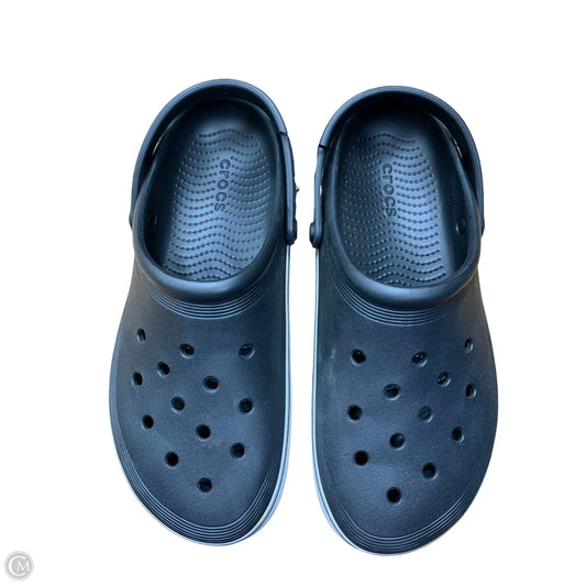 Shoes Flats By Crocs In Black, Size: 11