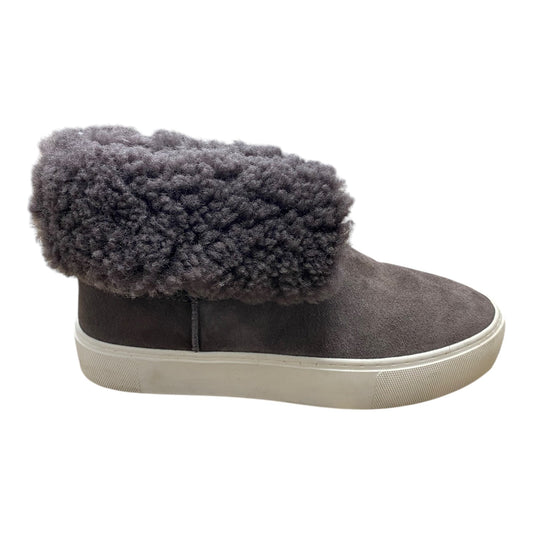 Boots Ankle Flats By Ugg In Taupe, Size: 6