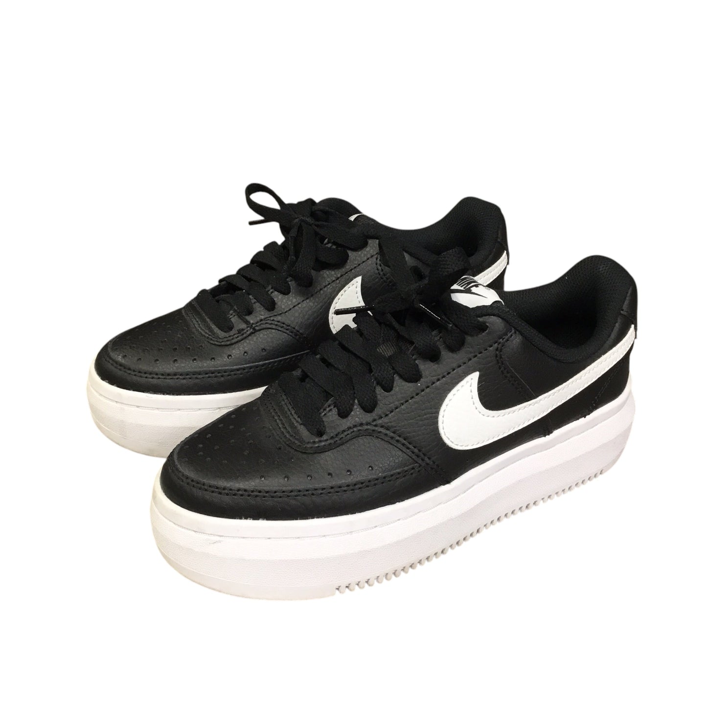 Shoes Sneakers By Nike In Black & White, Size: 6