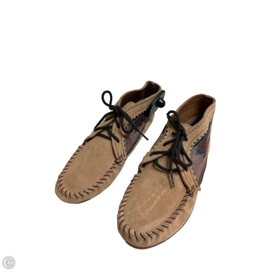 Shoes Flats By Minnetonka In Brown, Size: 5.5
