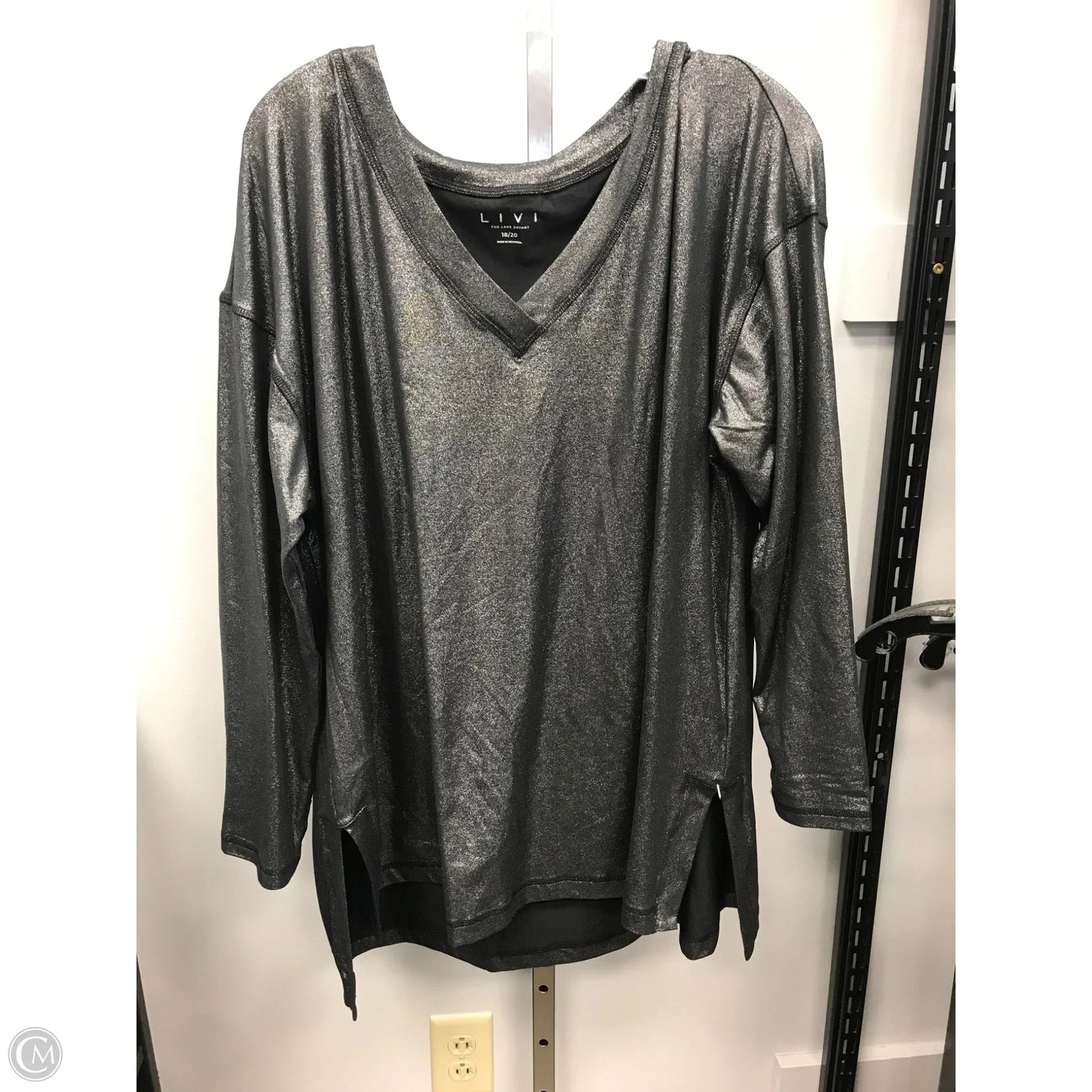 Top Long Sleeve By Livi Active In Silver, Size: 18