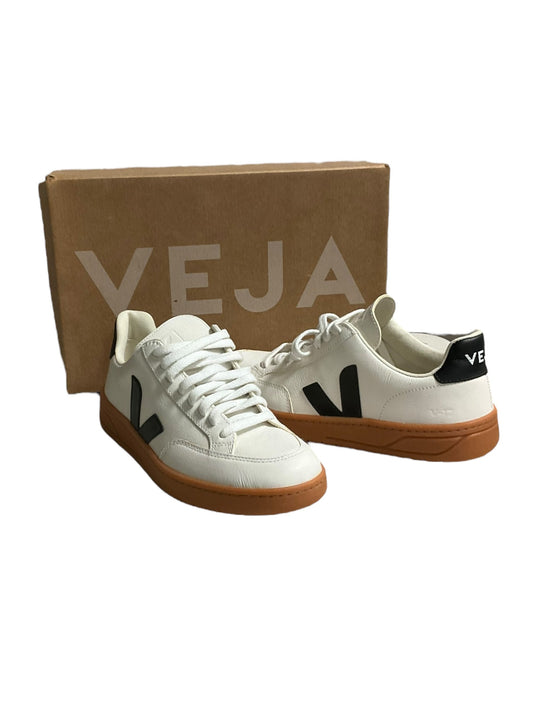 White Shoes Sneakers Veja, Size 7
