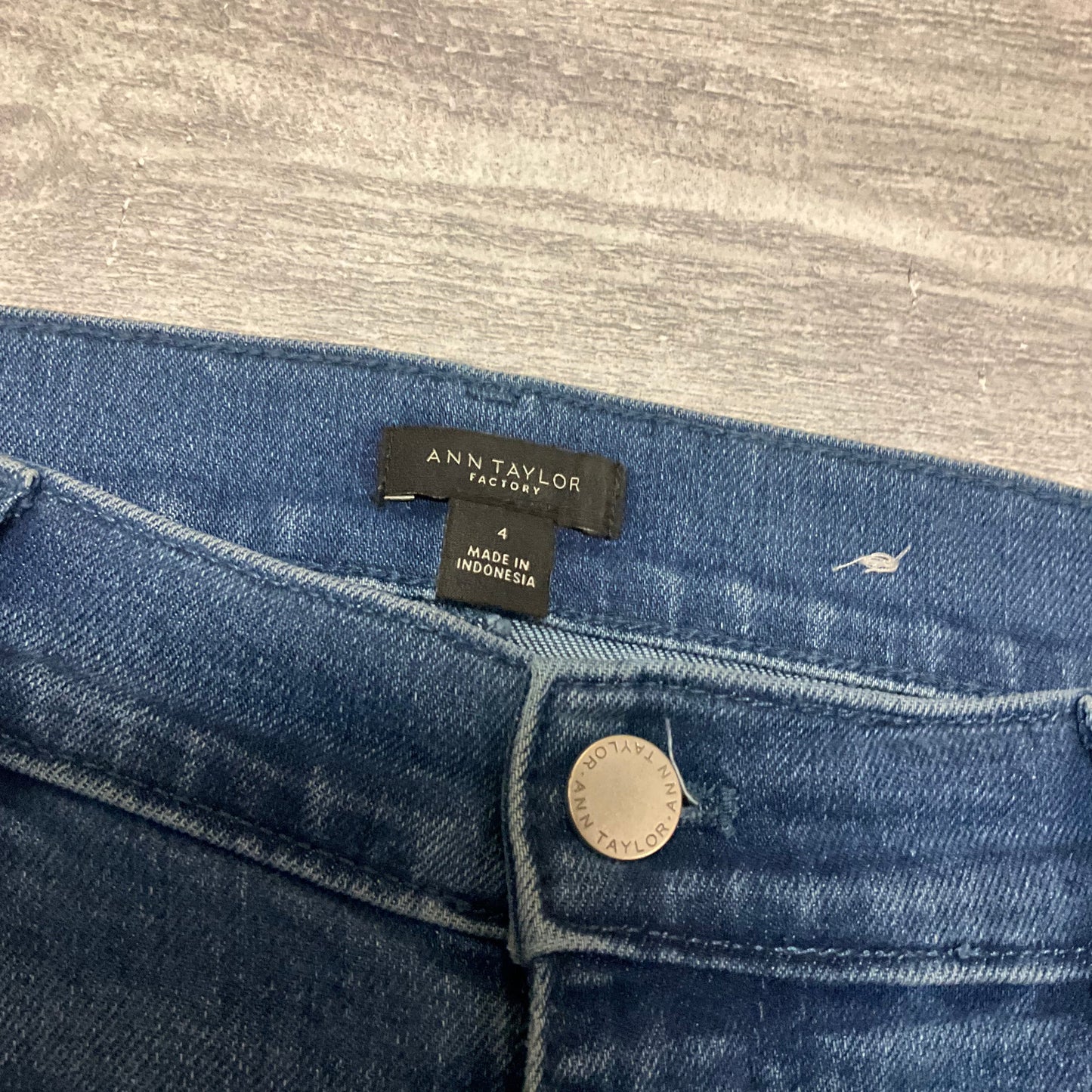 Jeans Cropped By Ann Taylor In Blue Denim, Size: 4